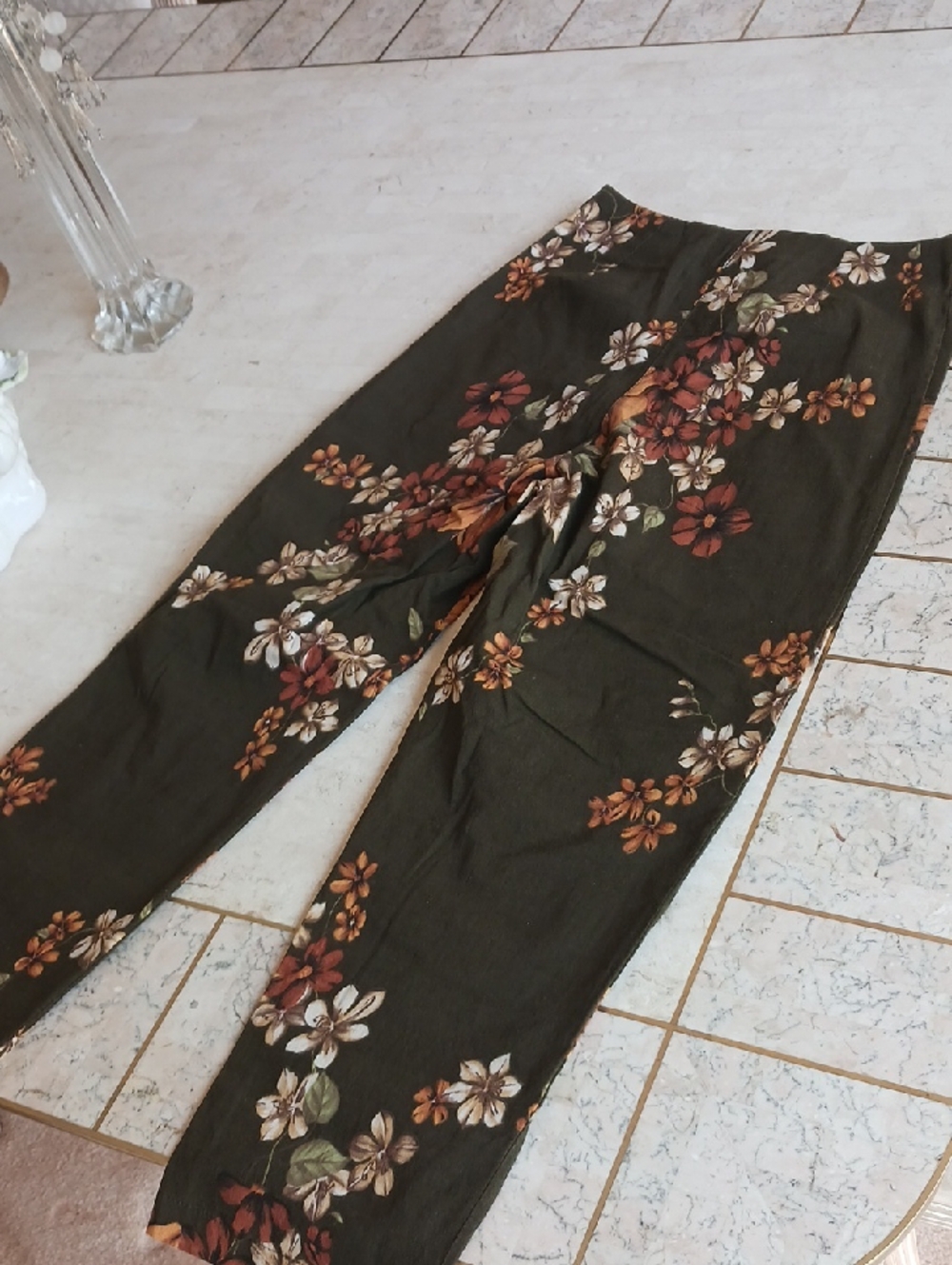 VINTAGE Capri Pants/"Cache".,sz Small, Olive Color/ Muti Florals Design..NEW - Picture 3 of 16